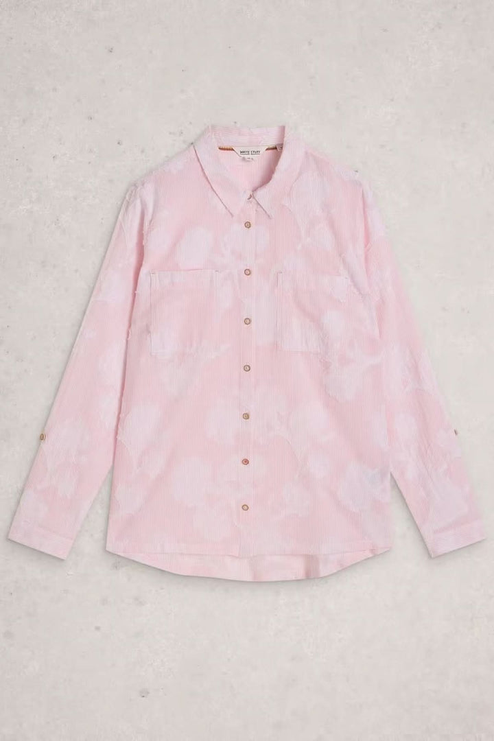 Chemise Sophie Jaquard rose avec imprimé subtil, col classique et fermeture boutonnée, idéale pour un look quotidien versatile.