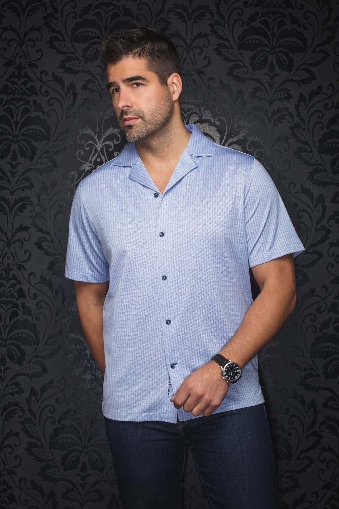 Chemise Waikiki à rayures verticales, col cubain, manches courtes, style chic et décontracté.