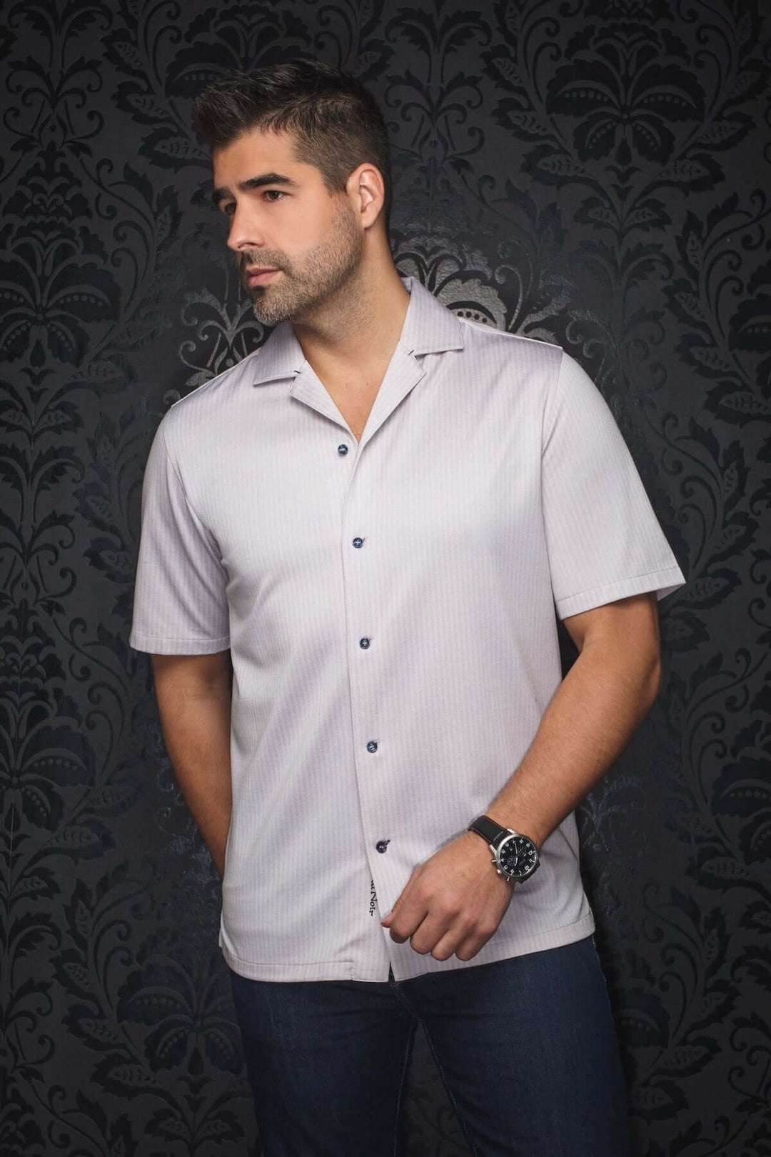 Chemise Waikiki à manches courtes avec col cubain et motif rayé, idéale pour un look chic et décontracté.