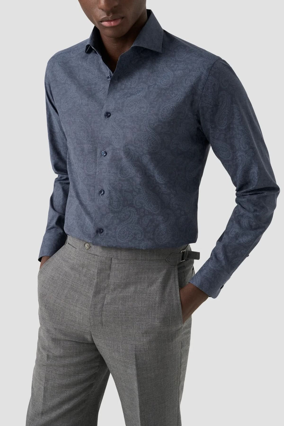 Chemise ajustée à imprimé cachemire portée avec élégance