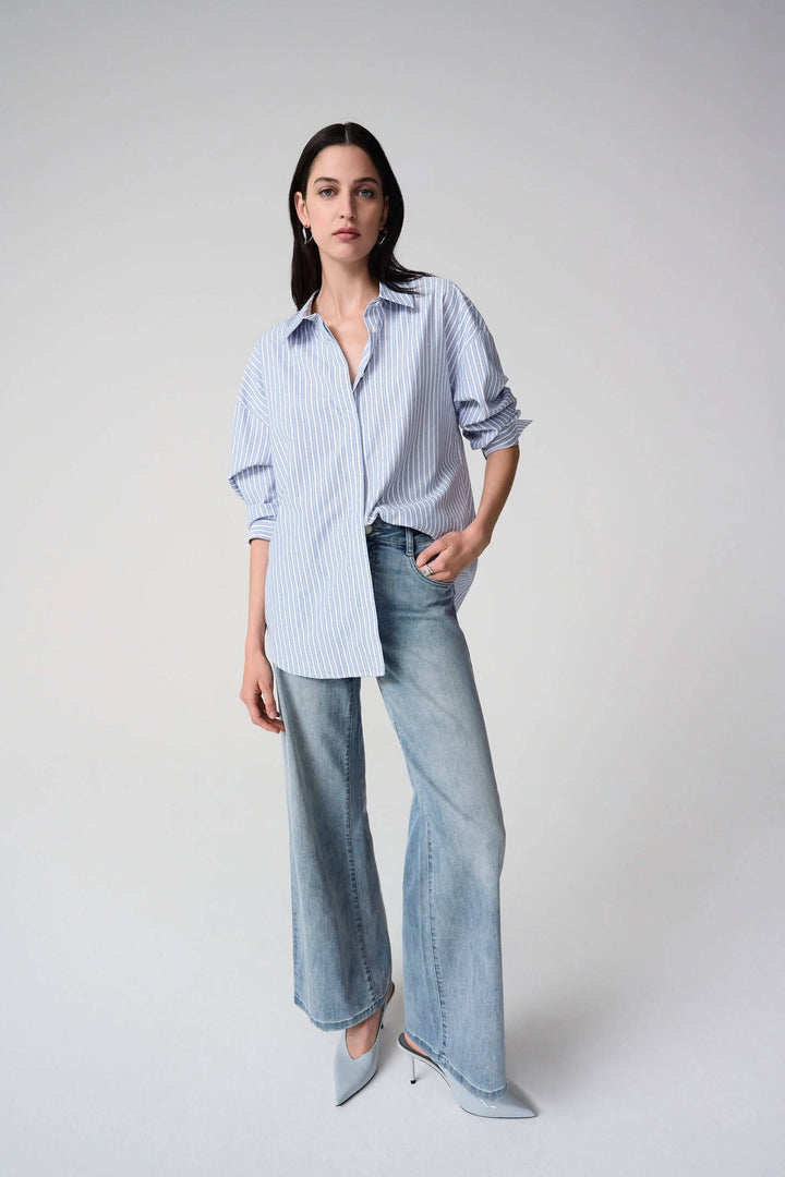 Femme portant une chemise avec paillettes et rayures verticales, tenue contemporaine et polyvalente parfaite pour toutes occasions.