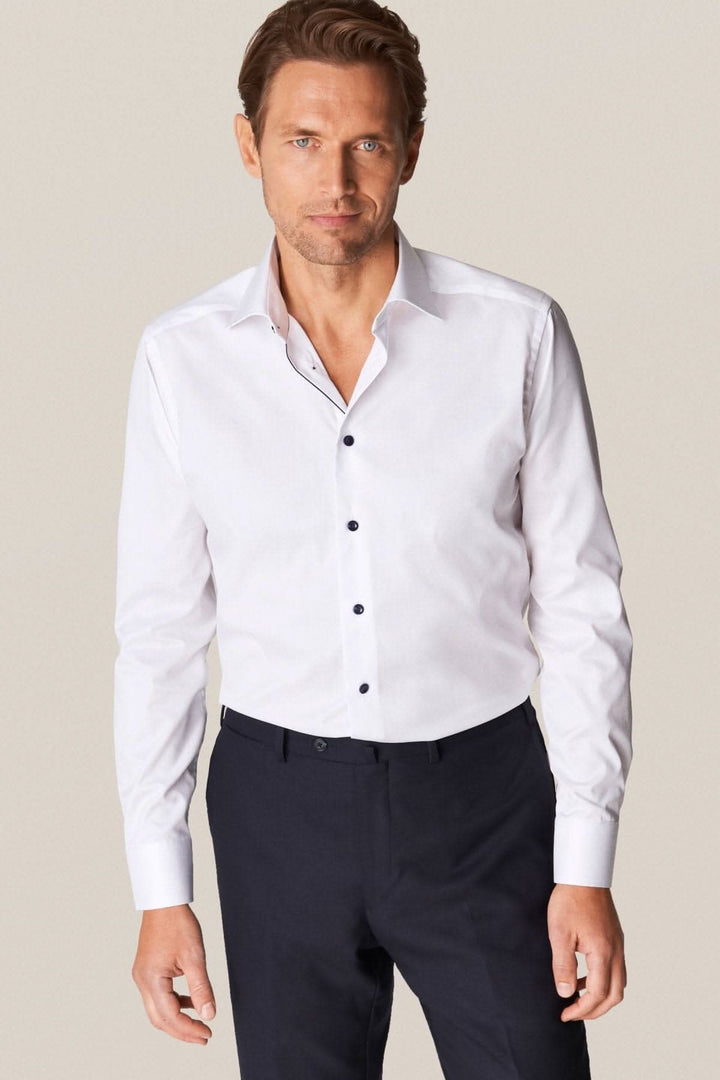 Chemise blanche avec boutons marines, idéale pour une tenue d&