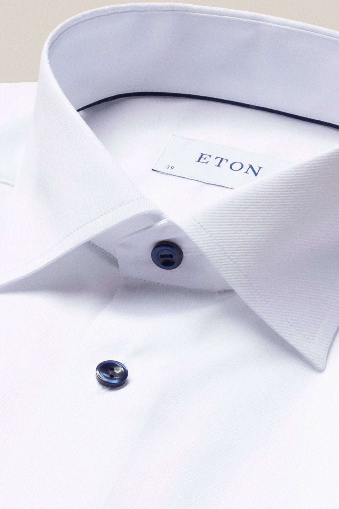 Chemise blanche Eton avec boutons marins, col impeccable, élégance intemporelle, tissu infroissable.