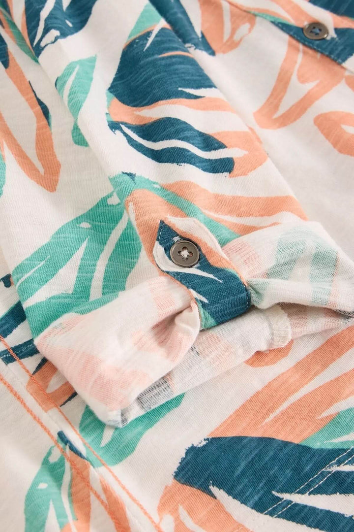 Chemise boutonnée col en V manches trois-quarts Annie avec motif coloré et tissu fluide, détail sur le bouton et le tissu.