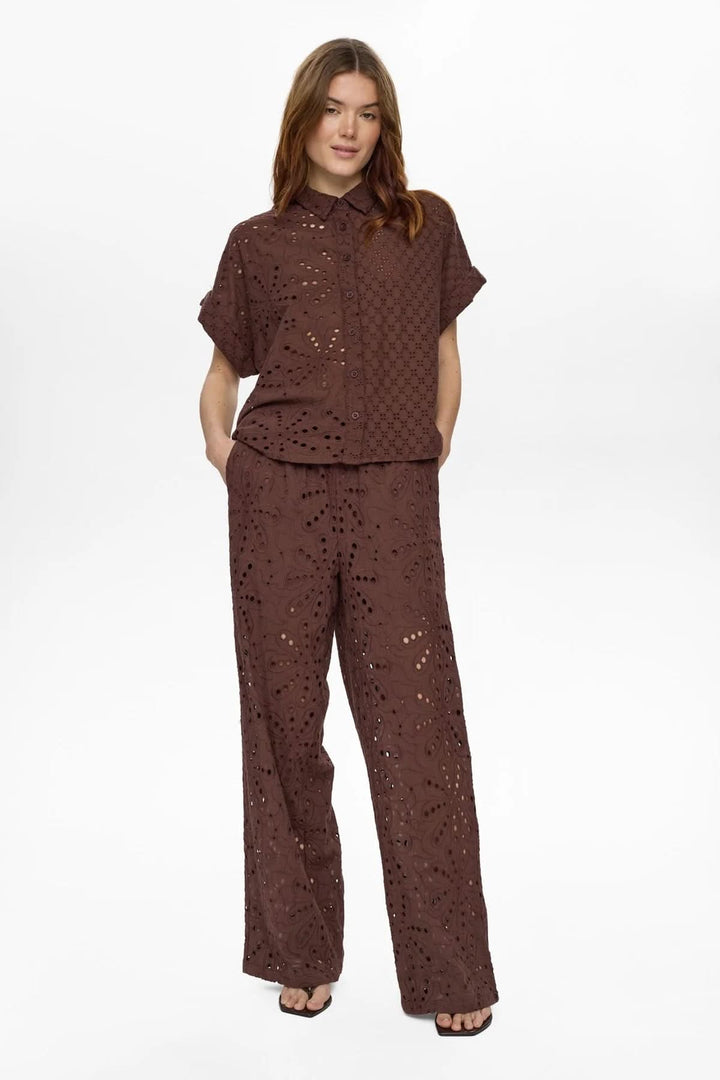 Chemise brodée anglaise à manches courtes en coton avec broderie raffinée, col chemise et fermeture boutonnée.