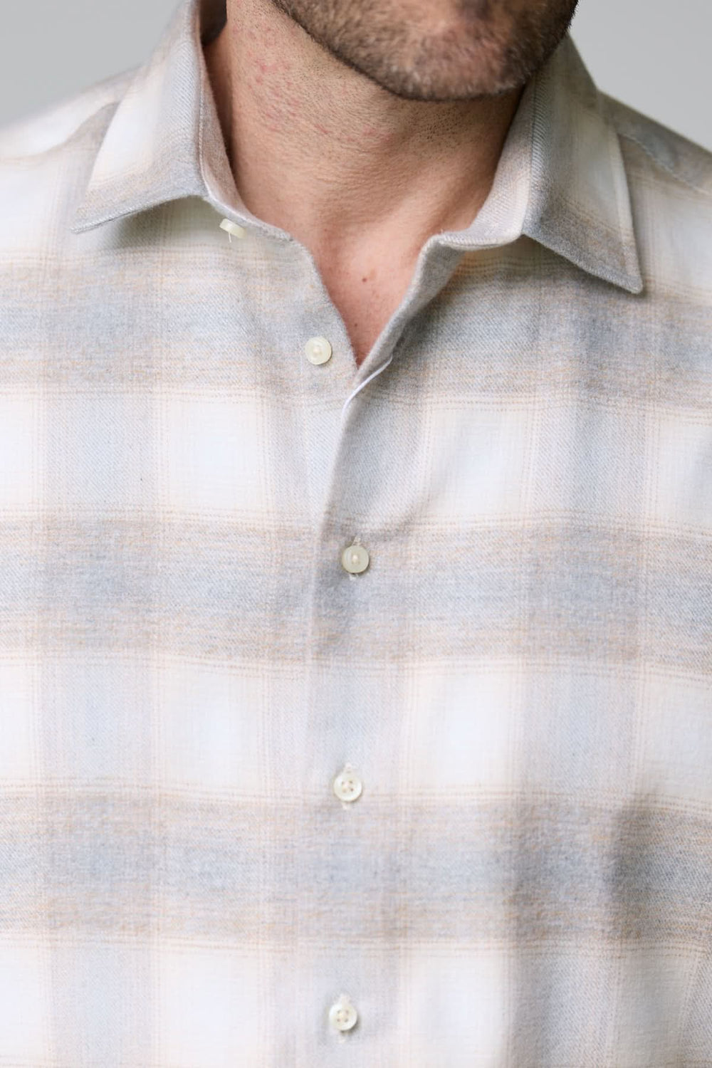 Chemise à carreaux doux en flanelle avec motif subtil et boutons nacrés