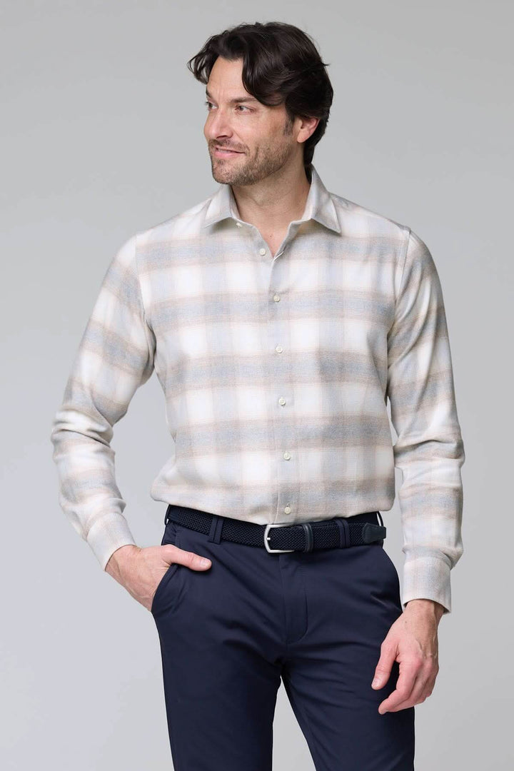 Homme portant une chemise à carreaux doux en flanelle, col classique, boutons nacrés, idéale pour une élégance décontractée.