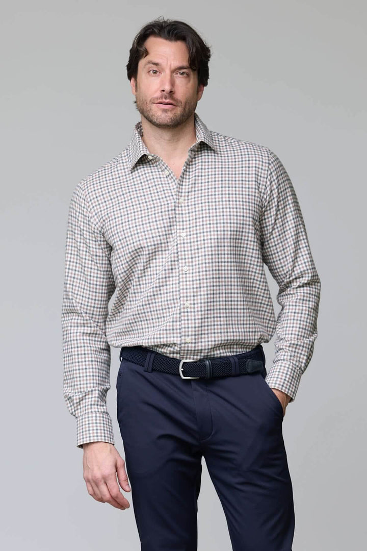 Chemise à carreaux mini-vichy en flanelle portée par un homme, affichant un style élégant et décontracté. Idéale pour la saison froide.