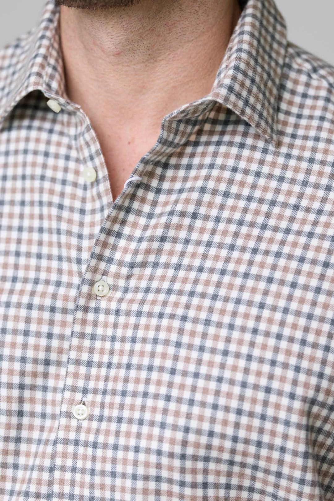 Chemise à carreaux mini-vichy en flanelle avec col semi-rigide, tissu en coton doux, motif élégant pour une allure décontractée.