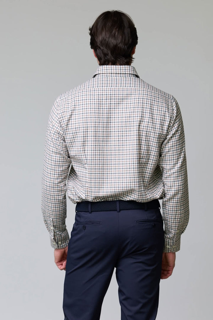 Homme portant une chemise à carreaux mini-vichy en flanelle, vue de dos, élégance et confort parfaits pour l&
