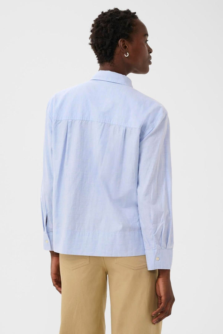 Vue arrière de la Chemise classique en popeline Nenee en bleu clair montrant le col rigide et les manches longues avec poignets boutonnés.
