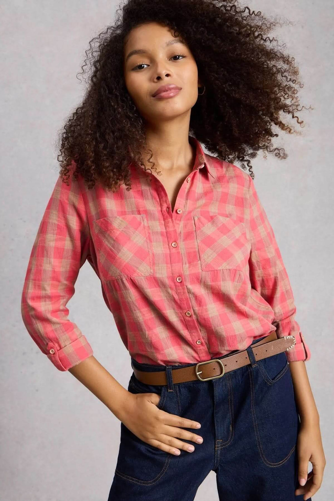Femme portant la Chemise à col à carreaux Sophie avec style décontracté, coupe droite et col classique.