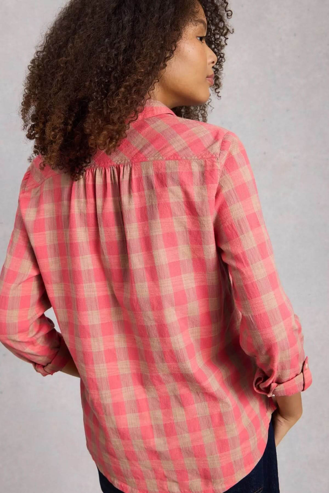 Femme portant la Chemise à col à carreaux Sophie, coupe décontractée en tissu léger, vue arrière, motif à carreaux rose.