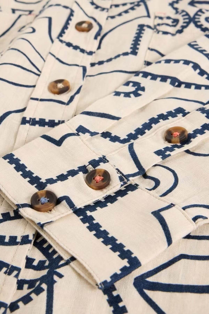 Chemise à col en lin Lydia avec motif graphique, boutons en bois, et manches longues décontractées.