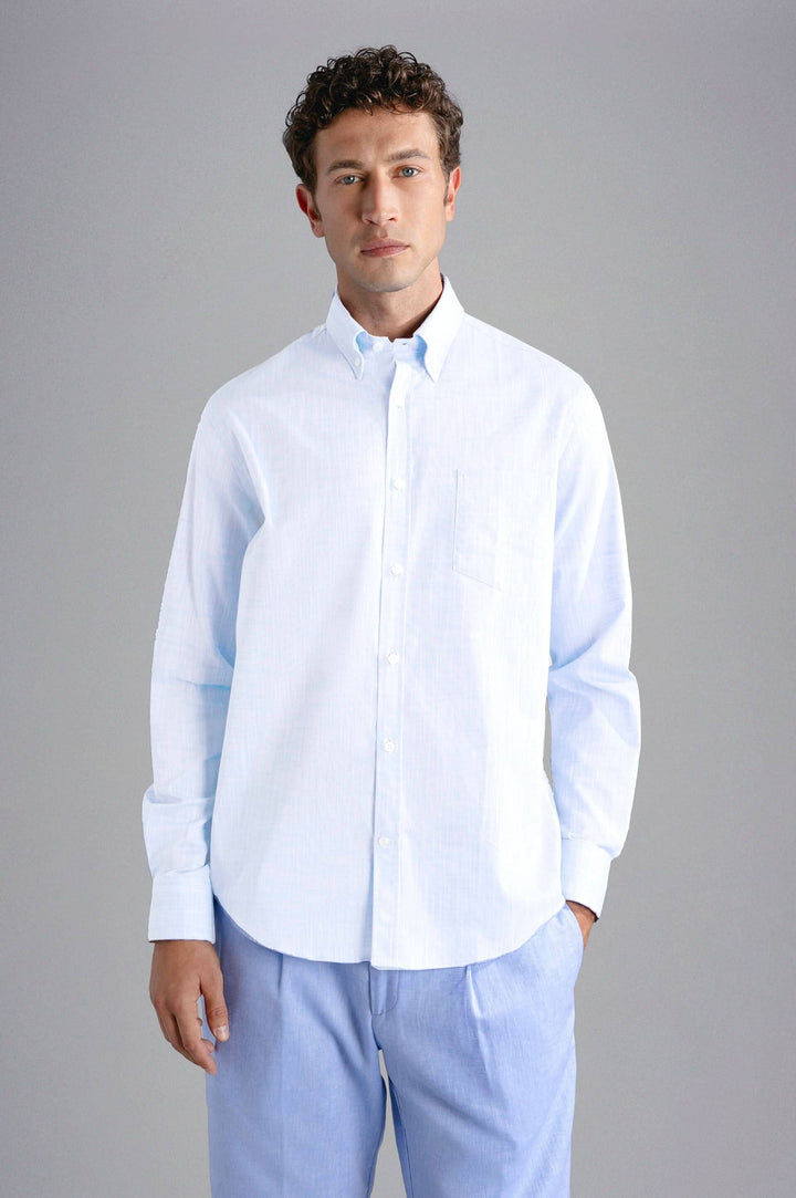 Chemise de lin italienne blanche, élégante, à manches longues, portée par un homme avec un style décontracté.