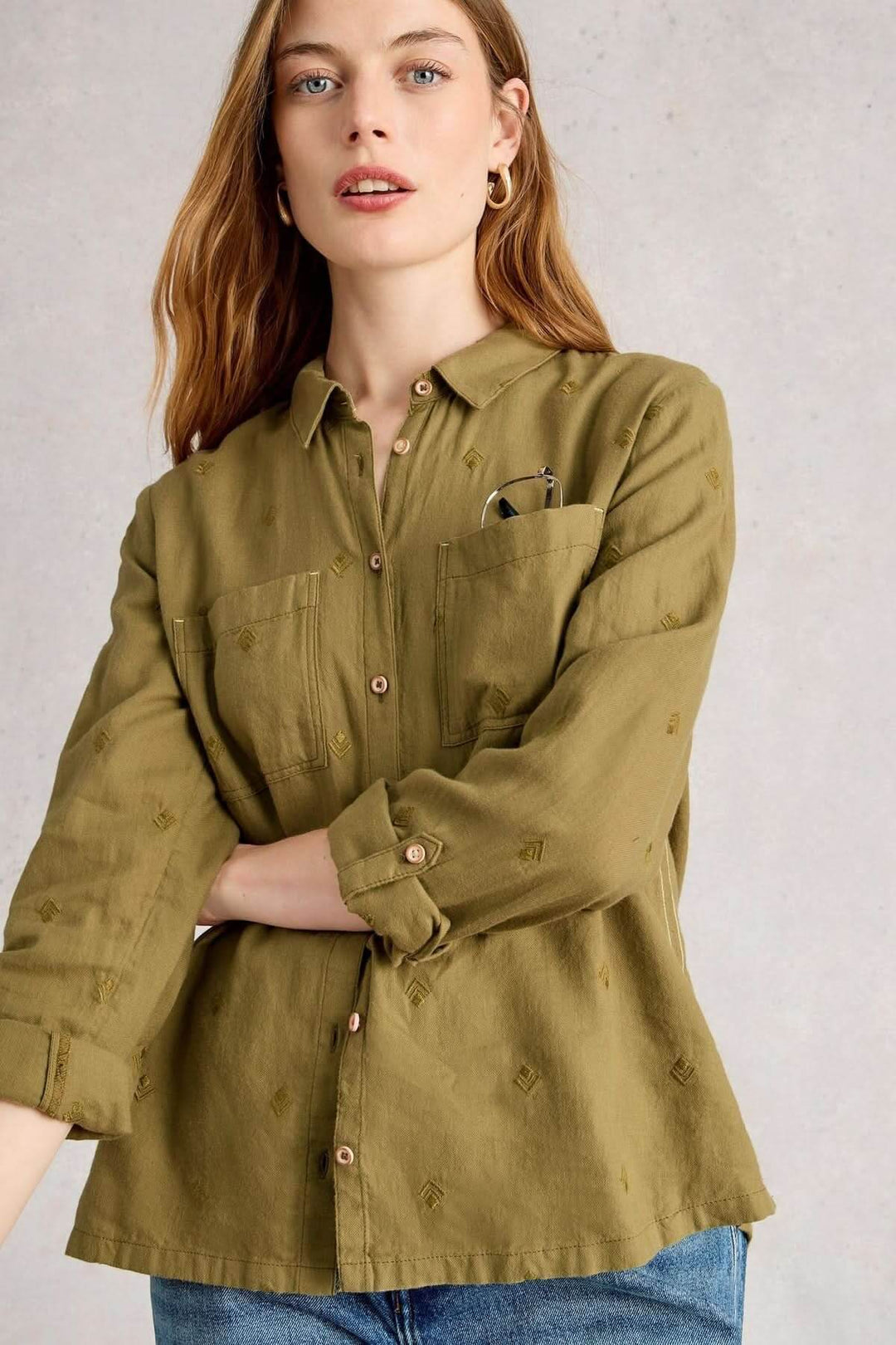 Femme portant une Chemise en coton manches retroussables verte avec poches, parfaite pour un style décontracté et respirant.