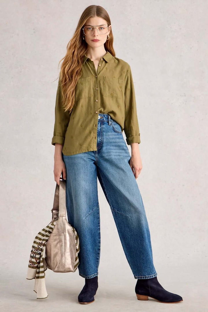 Chemise en coton manches retroussables portée avec jeans et bottines, confort décontracté.