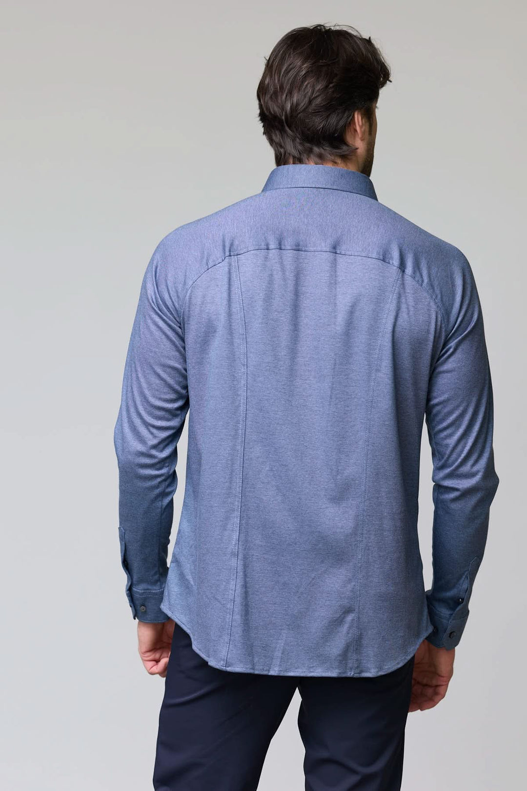 Chemise en jersey extensible à manches longues pour homme, vue de dos, tissu doux et ajusté, col rigide, moderne et polyvalente.