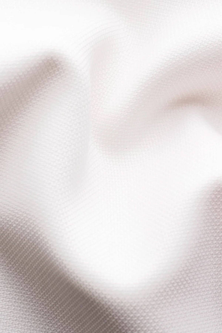 Tissu blanc texturé en laine, parfait pour une chemise en été.