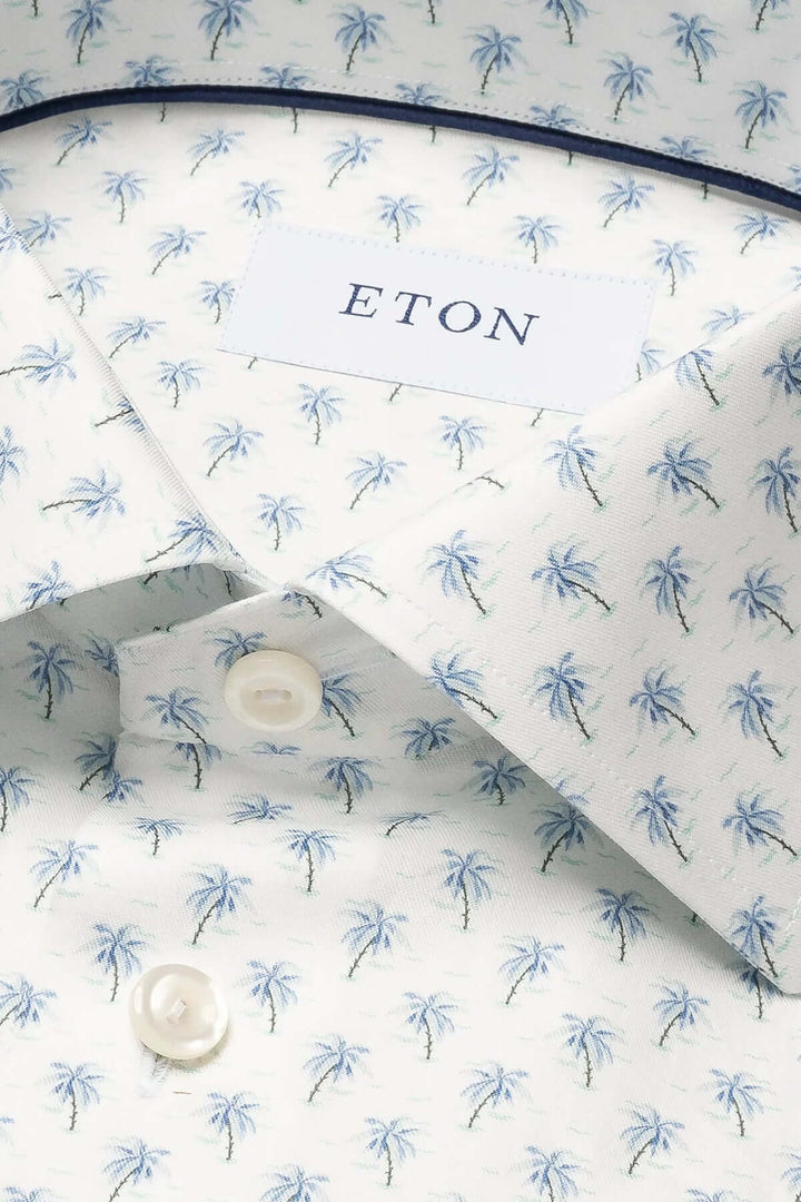 Chemise en sergé à motif palmier pour une allure élégante, avec col italien et boutons discrets.