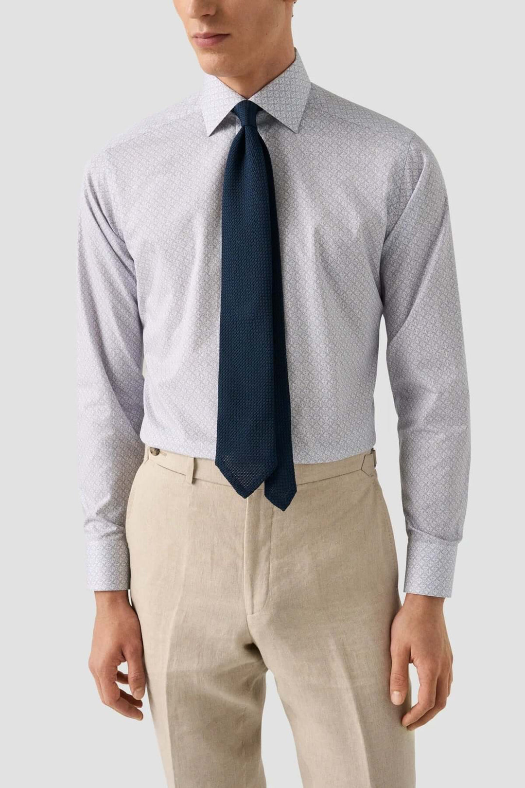 Chemise en sergé à motifs géométriques avec cravate, style professionnel élégant.