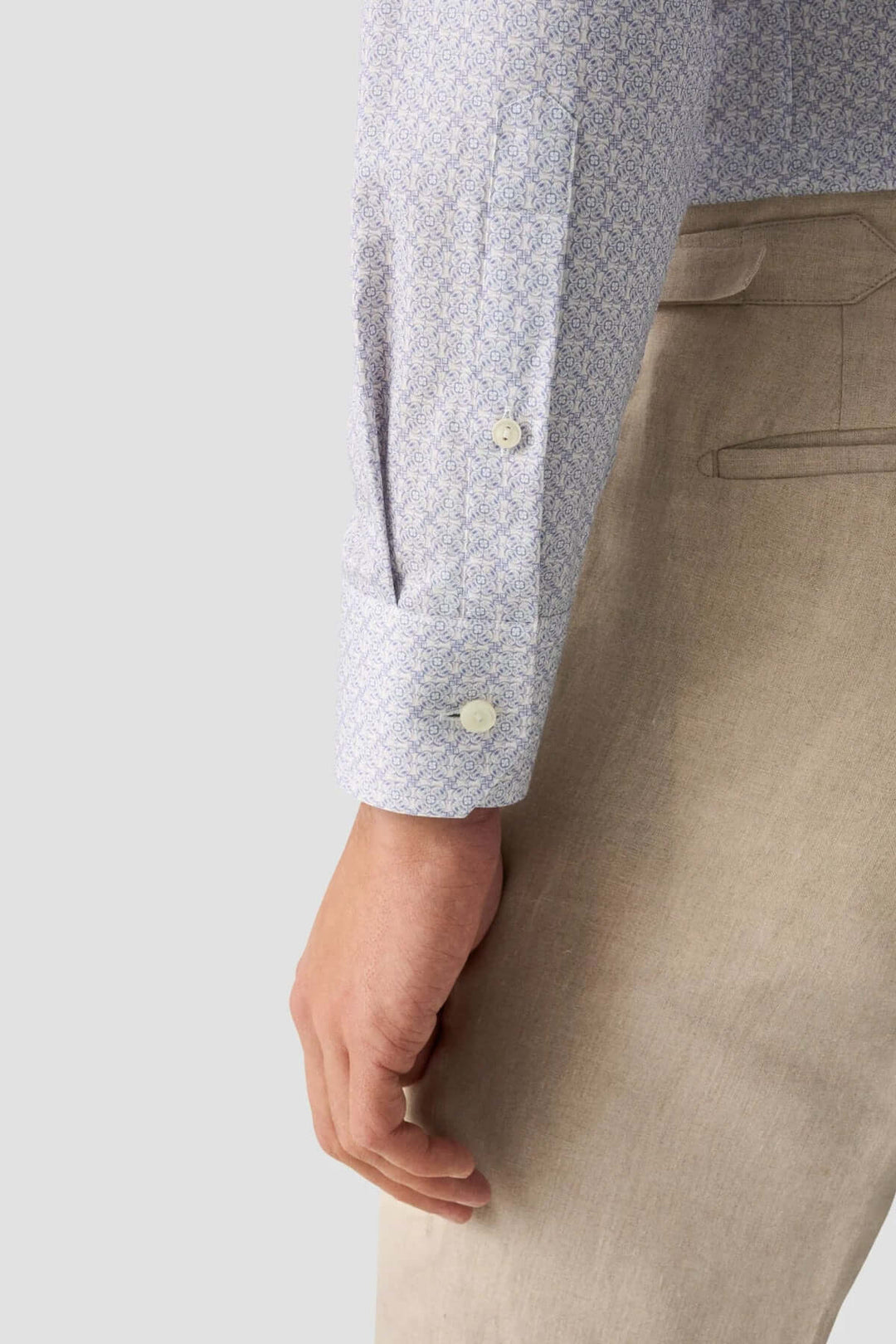Chemise en sergé avec motif géométrique discret, détail de la manche, élégante et raffinée.