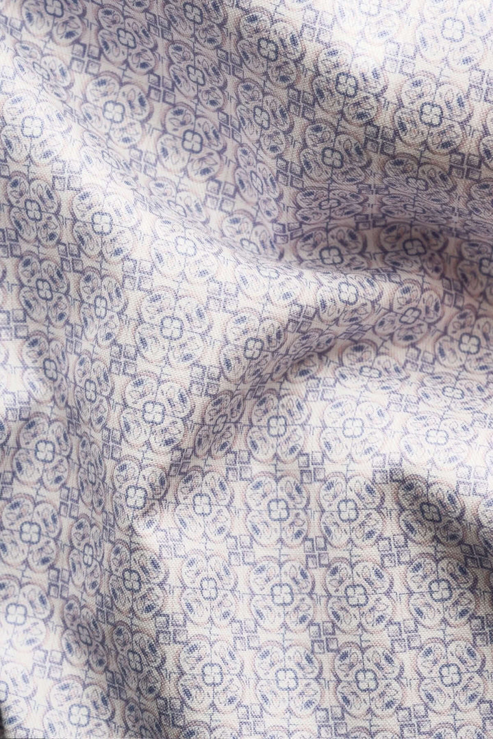 Motif géométrique subtil sur tissu en sergé, inspiré des mosaïques de carreaux.