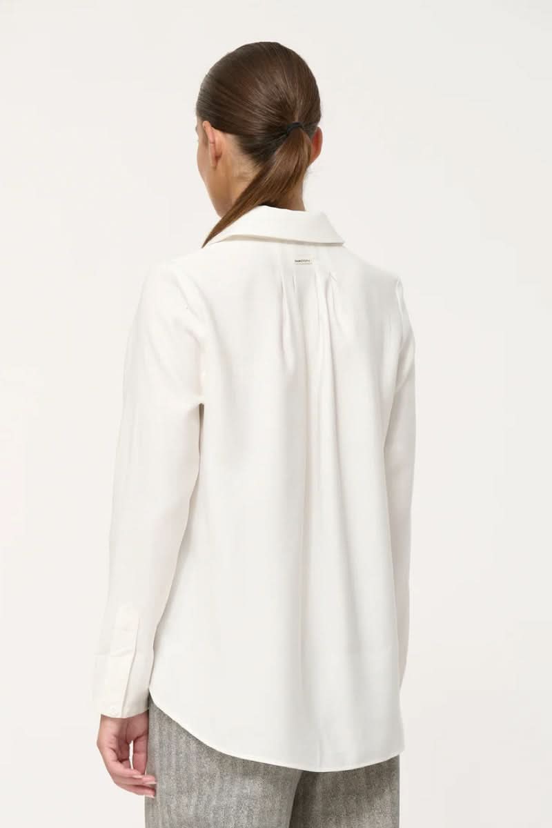 Chemise fluide élégante avec col classique, vue de dos. Idéale pour le bureau et le quotidien. Coupe ample et confortable.