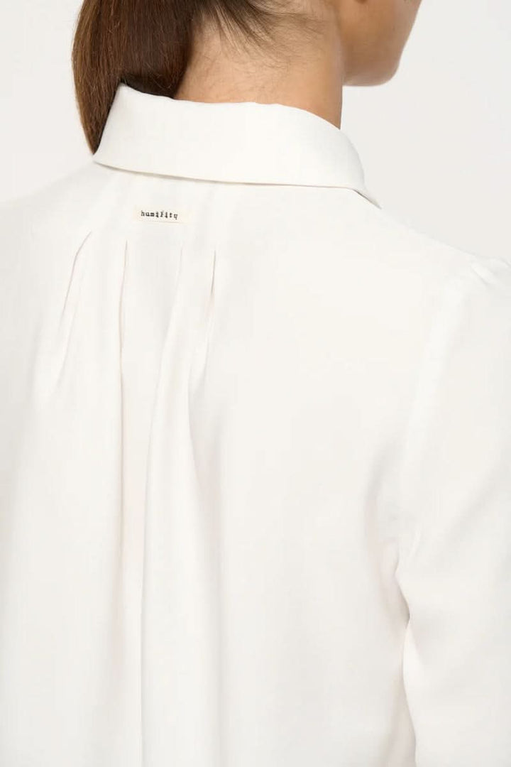 Vue arrière de la chemise fluide blanche avec col classique, idéale pour un look élégant et confortable au quotidien.