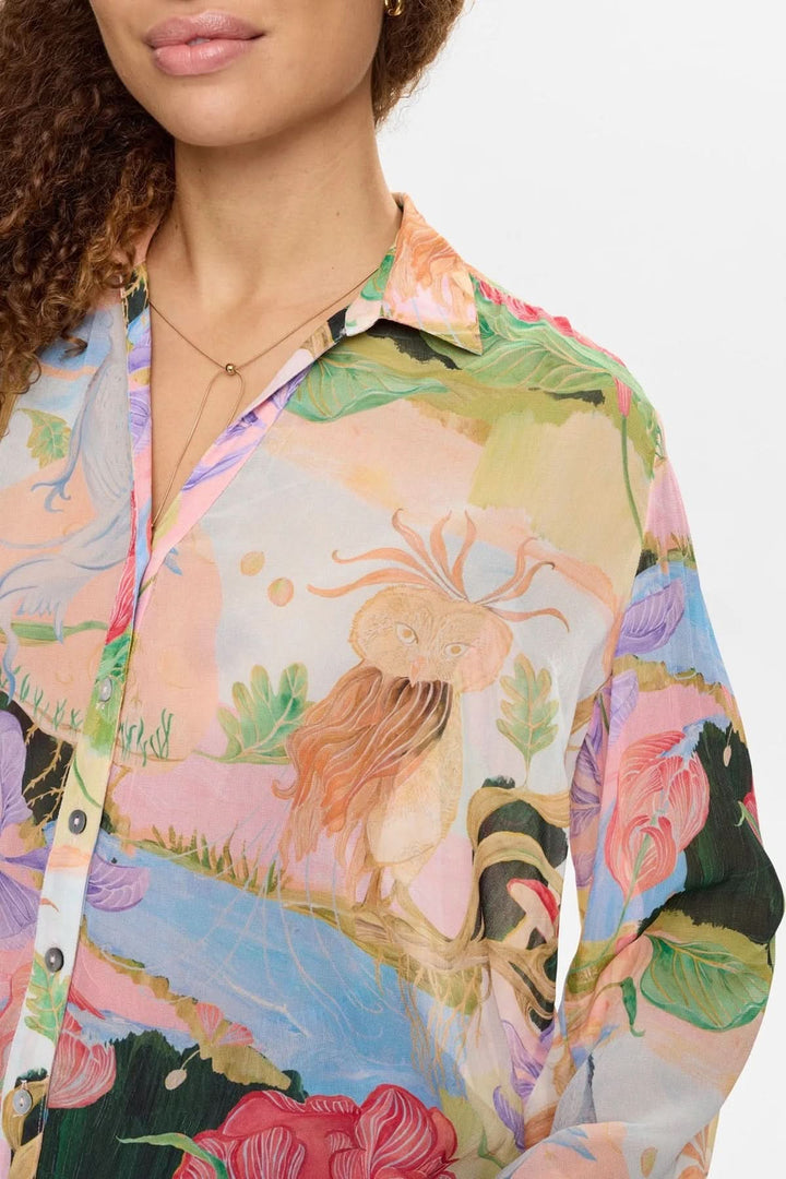 Chemise fluide imprimée à manches longues avec un imprimé artistique et coupe confortable.
