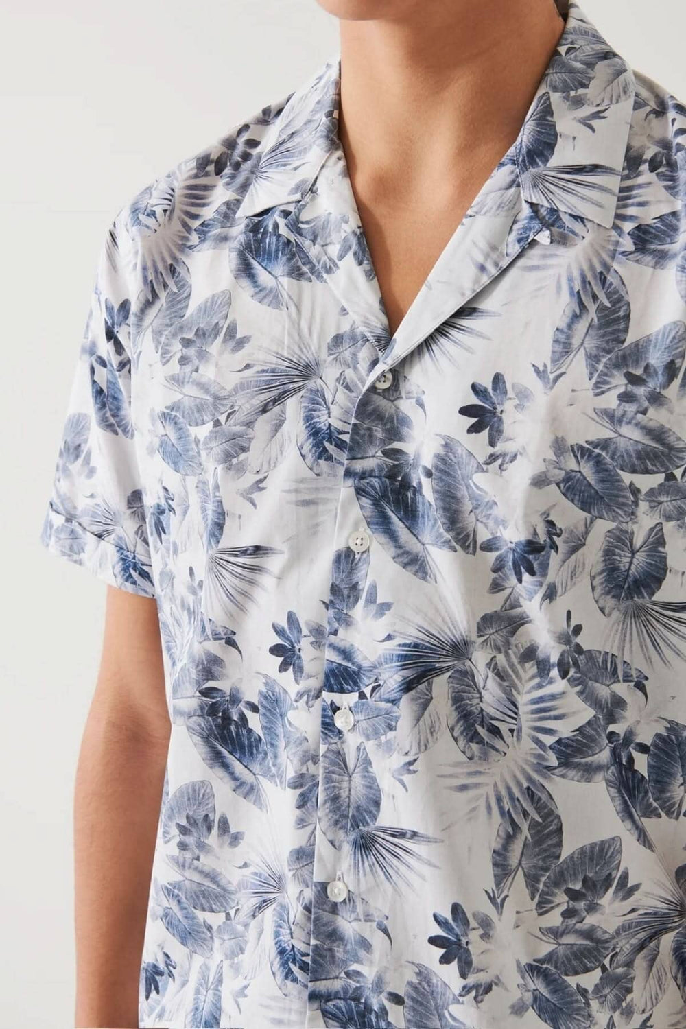 Chemise imprimee de feuilles tropicales en coton, parfaite pour l'été, avec une coupe confortable et légère.