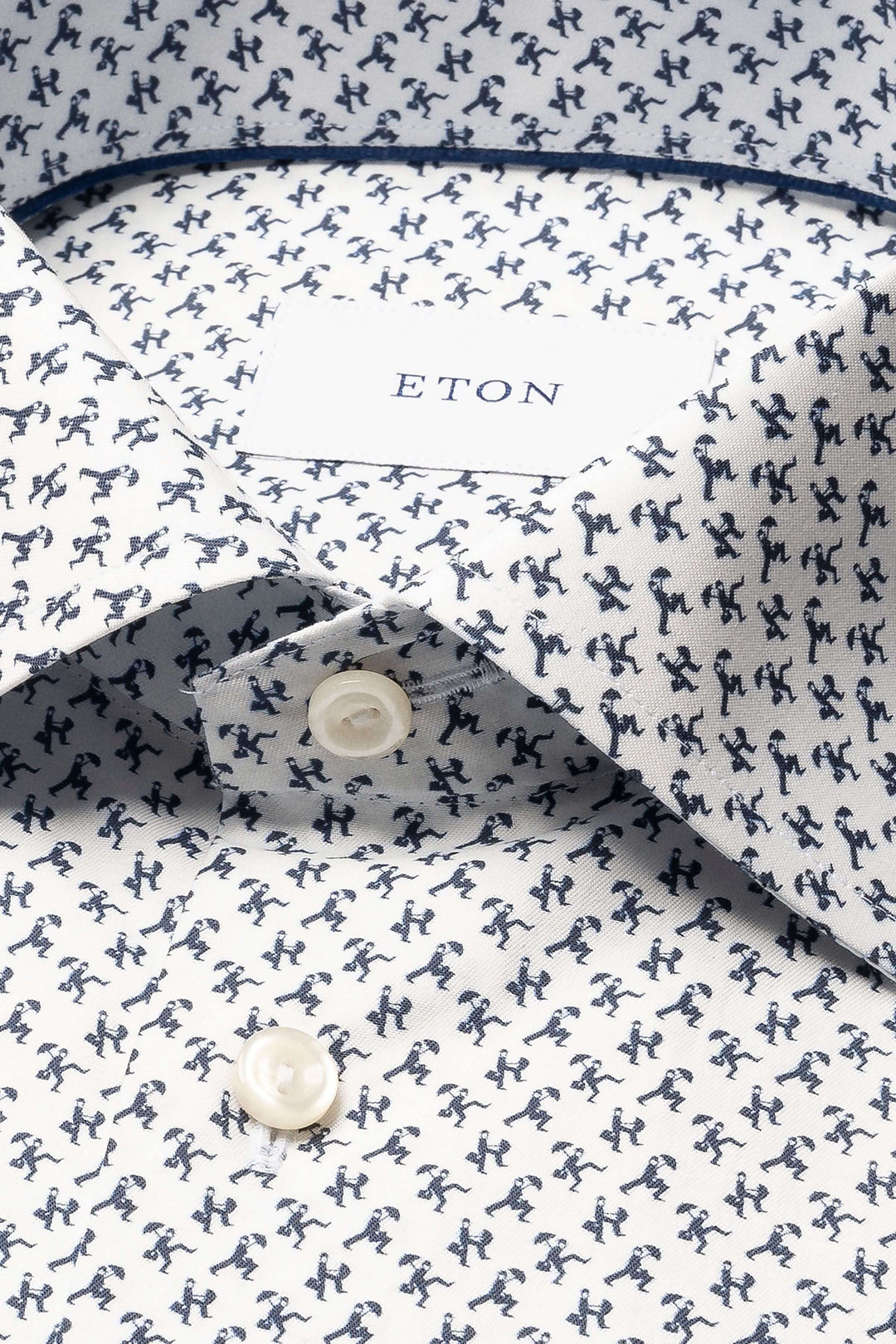 Chemise imprimé original avec de petites silhouettes en mouvement sur tissu raffiné, idéal pour tenues formelles.