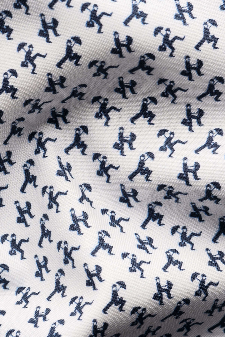 Détail du tissu de la chemise imprimé original avec silhouettes en mouvement, ajoutant une touche fantaisie à une pièce classique.