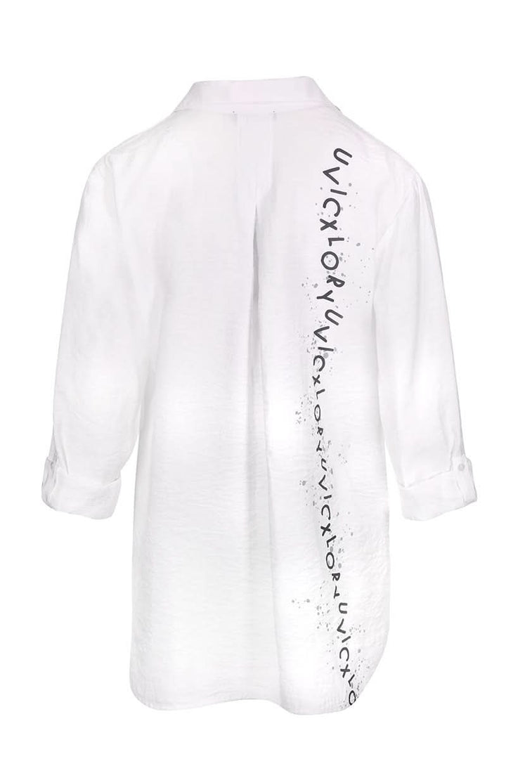 Chemise imprimée à manches retroussables avec détails artistiques et manches longues retroussables, vue de dos.