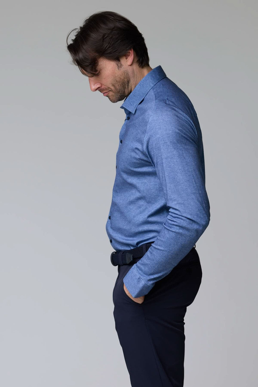 Homme portant une chemise jersey texturé bleue à manches longues, élégante et confortable.