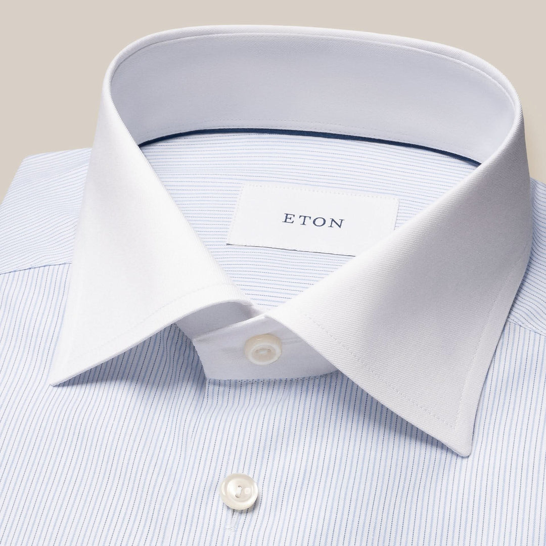 Chemise ETON bleu clair à rayures avec col blanc en sergé 100% coton, coupe slim et élégante.