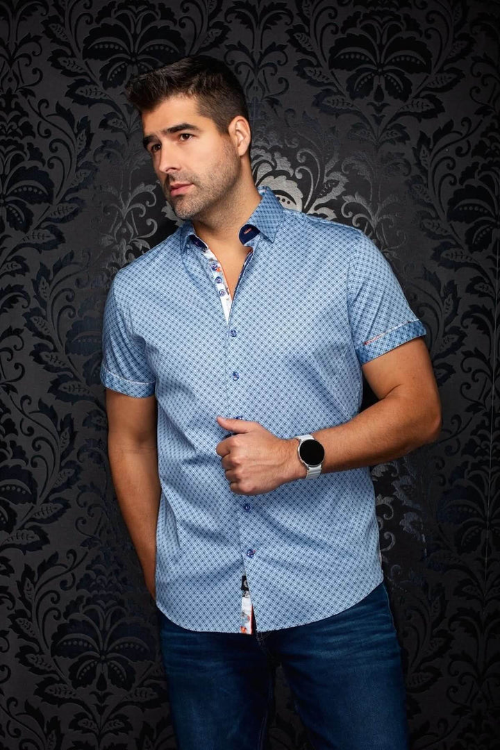 Homme portant la chemise manches courtes ALONA SS avec micro-imprimé, décontracté et élégant, sur fond noir à motifs.