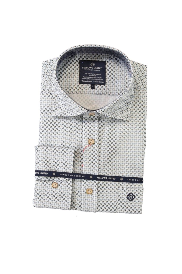 Chemise à manches courtes à motif micro-imprimé avec col structuré pliée sur fond blanc.