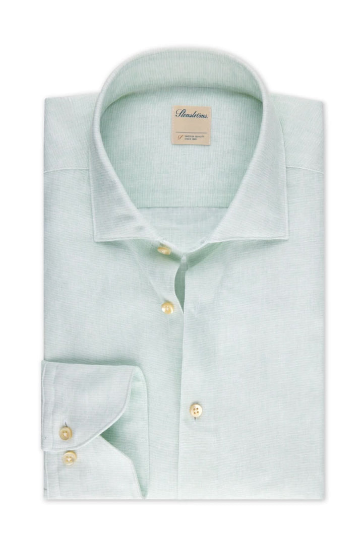 Chemise à manches longues en lin, teinte douce, avec col classique et boutons en nacre, idéale pour l&