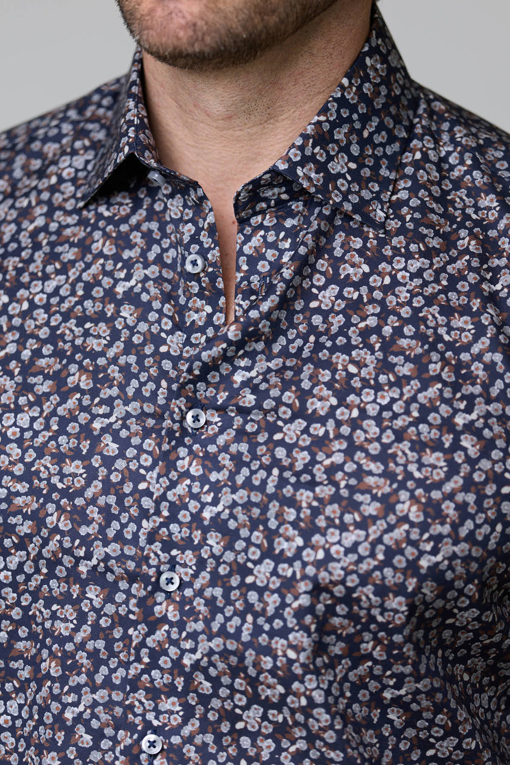 Chemise à motif floral abstrait, élégante et moderne, avec col classique et boutons nacrés, vue détaillée.