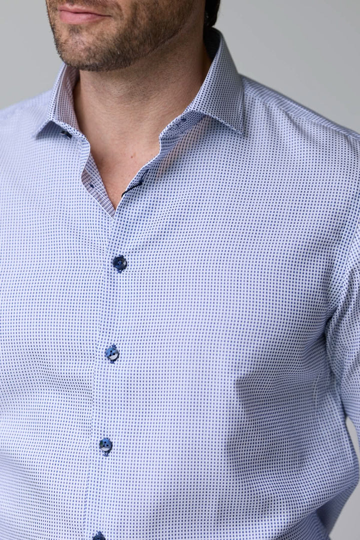 Chemise à motif géométrique ajustée avec col structuré et boutons contrastants pour un look moderne et élégant.