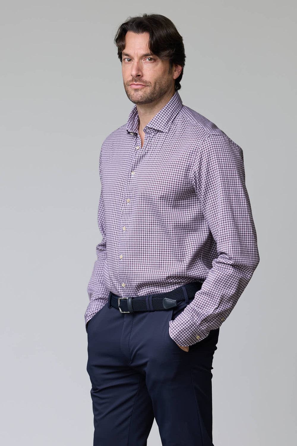 Homme portant une chemise à motif géométrique avec coupe ajustée, idéale pour des tenues professionnelles modernes et soignées.