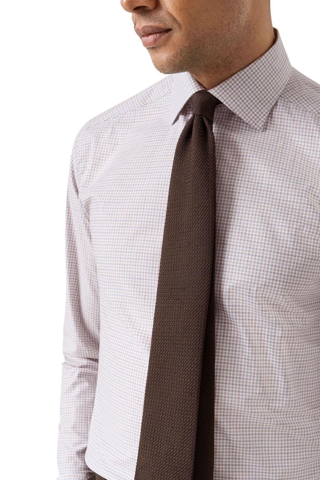 Homme portant une chemise motif micro-carreaux ajustée, parfaite pour le bureau et les sorties élégantes, avec une cravate marron.