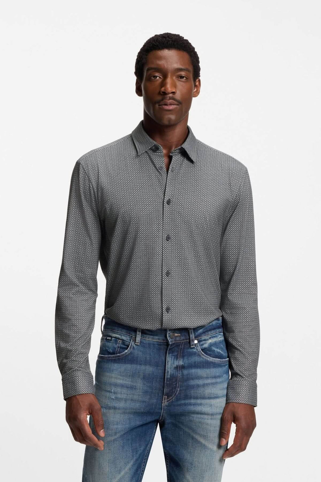 Chemise à motif moderne Roan Kent slim fit en tissu flex-weave, portée par un homme. Confortable et raffiné pour un look bureau.