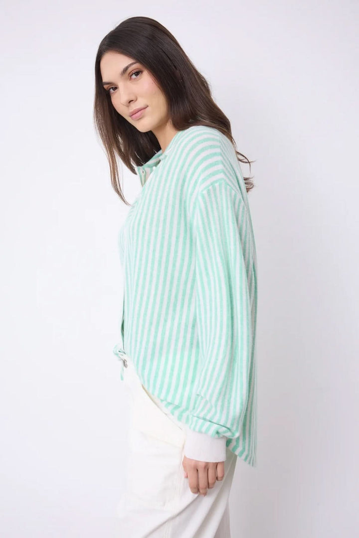 Chemise oversize en cachemire à rayures, modèle élégant avec rayures contrastées pour un style contemporain.