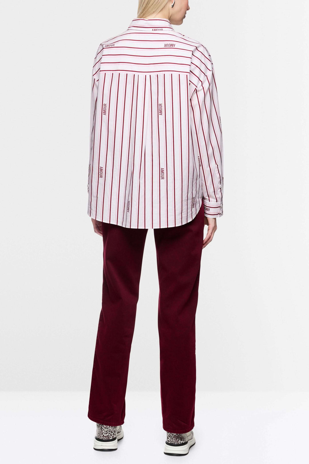 Chemise rayée en coton biologique avec manches longues, rayures modernes, et inscription, vue de dos, label Rethink Together.
