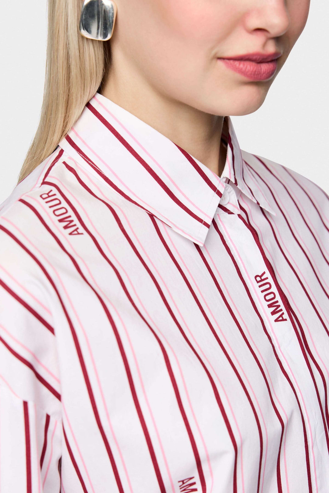 Chemise rayée en coton biologique avec rayures modernes et inscription "Amour", manches longues, label "Rethink Together".