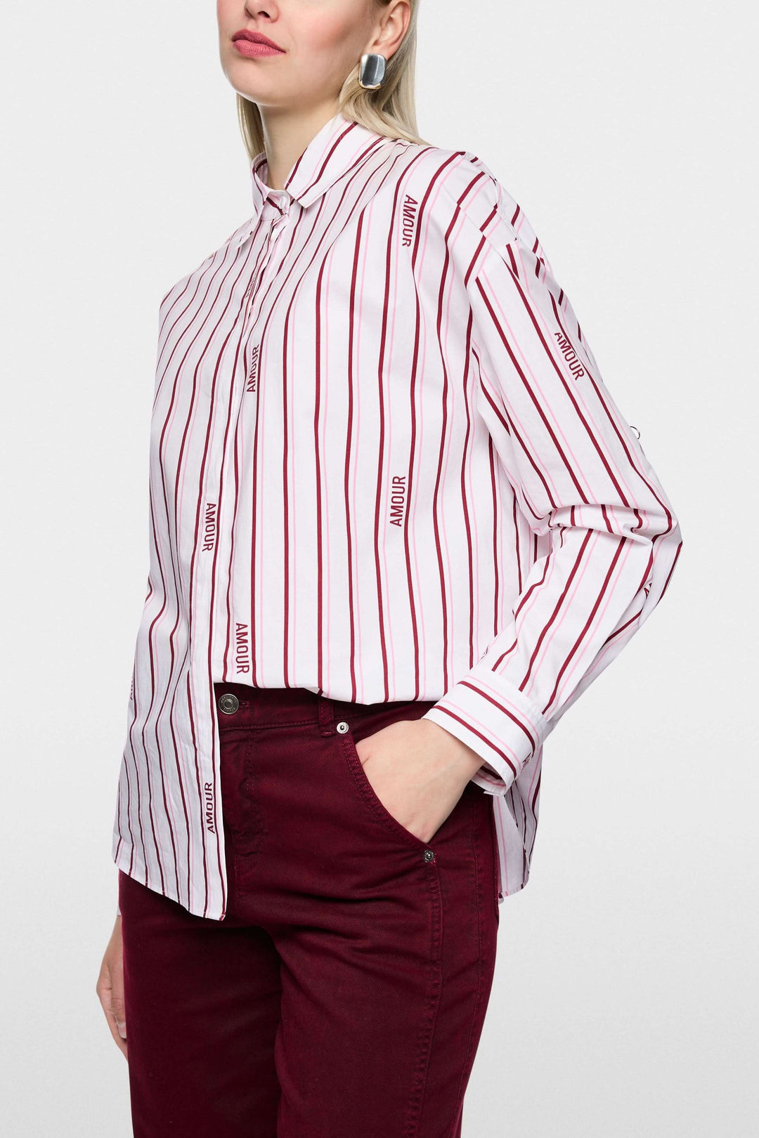 Chemise rayée en coton biologique avec rayures modernes et inscription, coupe classique et patte de boutonnage dissimulée.