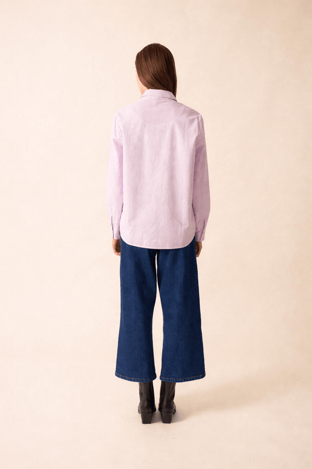 Vue arrière de la Chemise rayée LENA, coupe droite, manches longues, portée avec un jean décontracté.