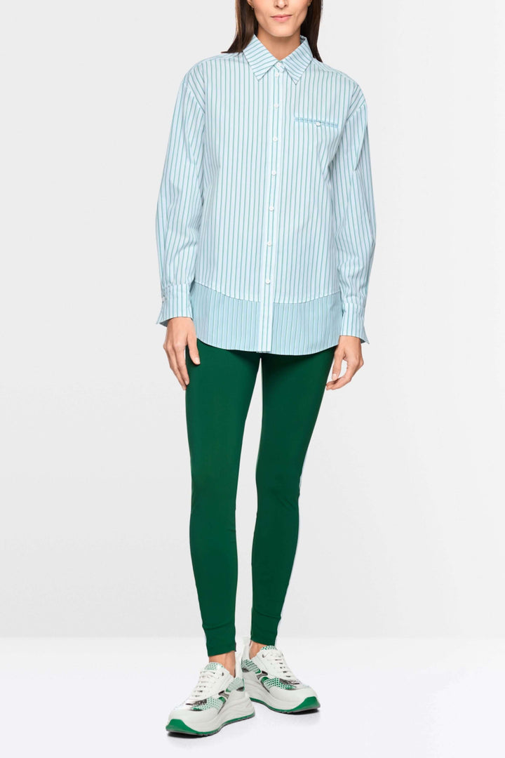 Chemise rayée en coton avec col structuré, patte de boutonnage et coupe ample, adaptée pour un look professionnel et décontracté.